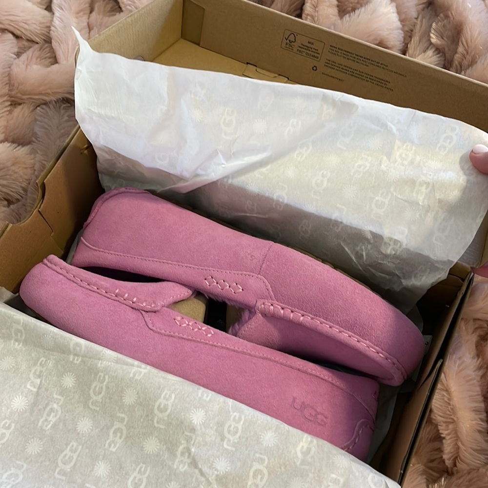 BNIB Women’s Ugg Ansley House Shoes.